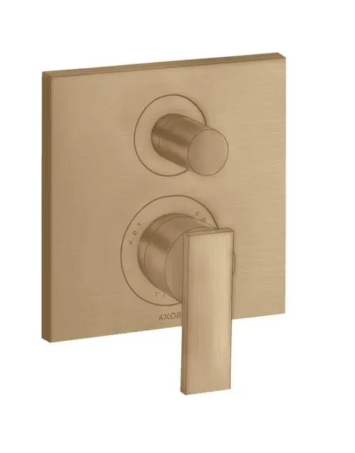 Ein Unterputz-Wannenmischer mit Hebelgriff in gebürstetem Bronze-Finish. Die Steuerelemente sind kreisförmig und rechteckig, mit der Marke AXOR sichtbar.